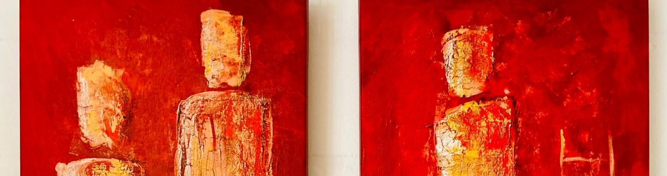 Zwei abstrakte Figuren auf rotem Hintergrund mit texturierten Oberflächen.