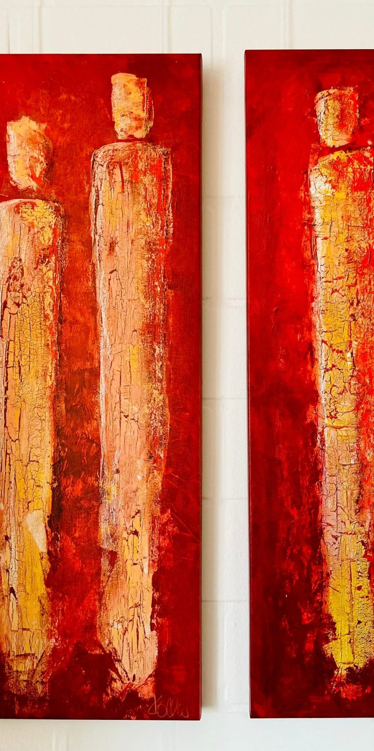 Zwei Bilder mit drei abstrakten Figuren auf rotem Hintergrund, in warmen Erdtönen gehalten.