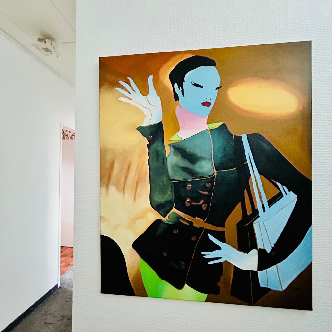 Gemälde Moderne Grafik mit stilisierter Figur in eleganter Kleidung und auffälligem Hintergrund.