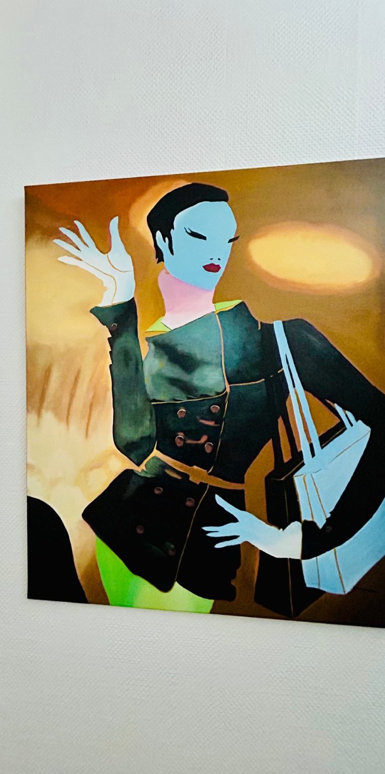 Stilisierte Person in eleganter Kleidung mit einer Hand in Winkgeste.